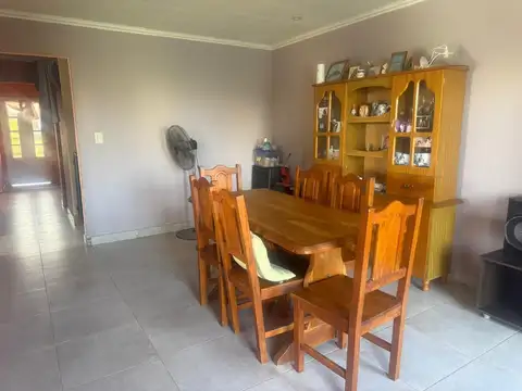 Casa 7 ambientes con 2 baños