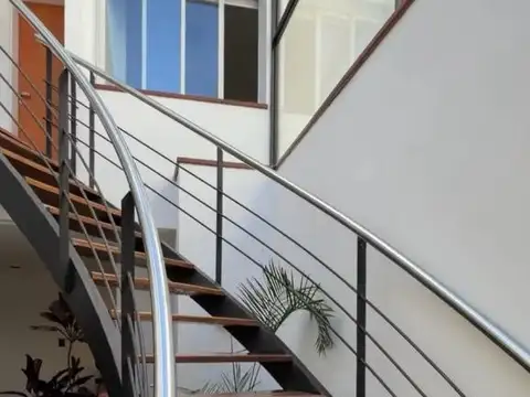 Casa de diseño en Barrio Lourdes| Patio | Terraza | Cocheras