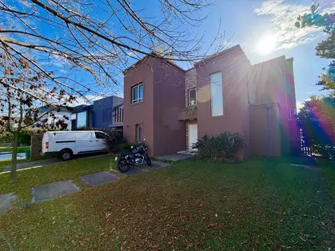 Casa en Venta con 3 cocheras