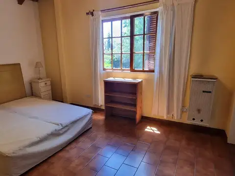 Casa en Alquiler con 4 cocheras