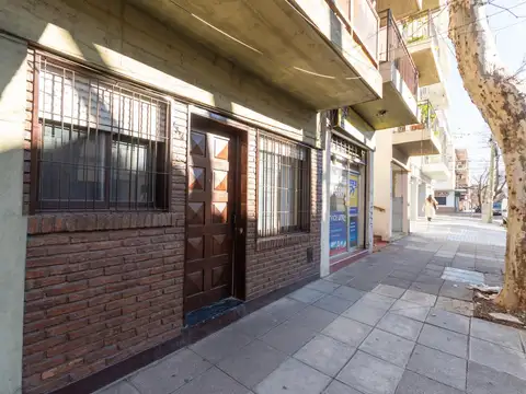 Departamento PB con patio a metros de Av. Maipú.