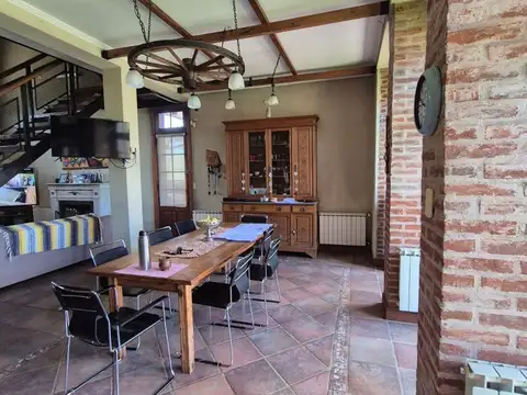 Casa 8 ambientes con 4 baños