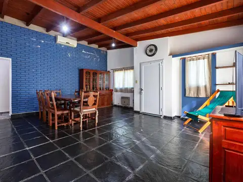 Casa en Venta con 3 cocheras