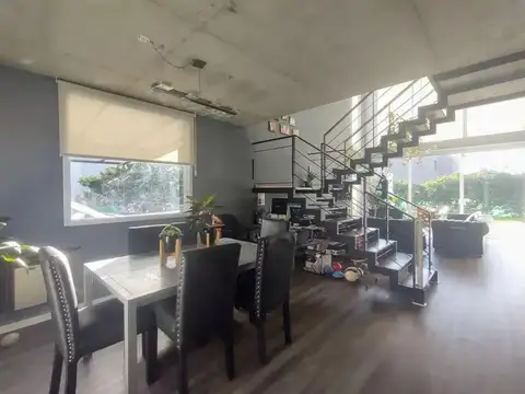 Casa en Venta con 3 cocheras