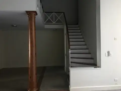 Casa 9 ambientes con 2 baños