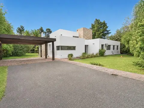 Casa en venta de 3 dormitorios con pileta y amplio jardín en Funes