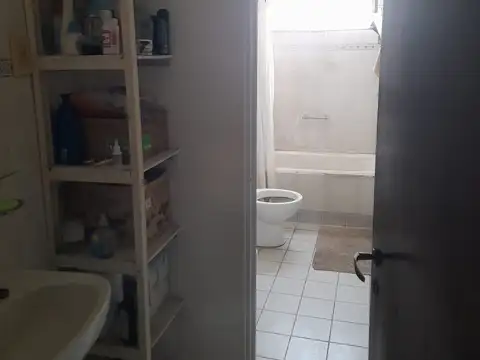 32 y 137 - Locales - Galpon y departamentos en block