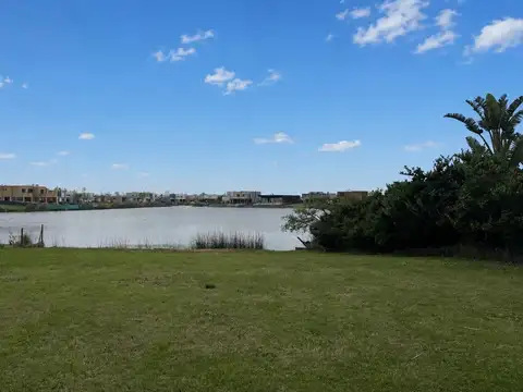 Venta Lote 850m2 con laguna en Barrio Naudir