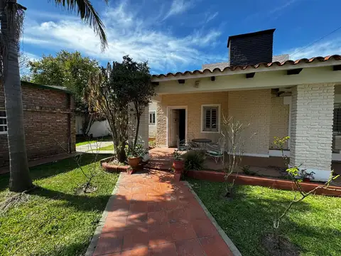 Casa tres dormitorios y jardín en Funes Centro
