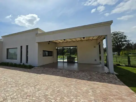 Casa en Venta en Los Pinares Country Club, USD 320.000