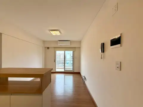 Alquiler departamento de 1 dormitorio con balcón al frente en Echesortu