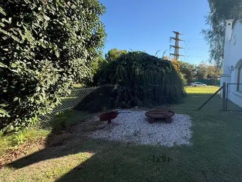Casa en Alquiler con 2 cocheras