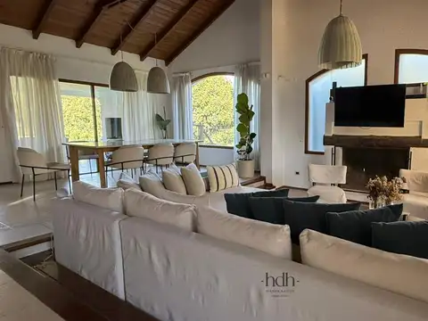Alquuler Casa en Jockey Club 3 dormitorios  con pileta fondo golf