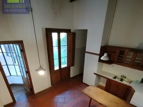 Casa en  alquiler en la esquina de Andrade y Maipu