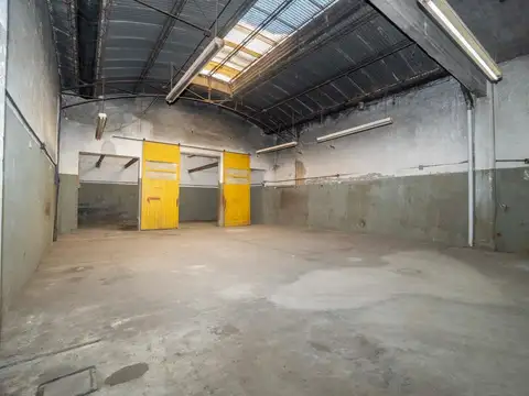 Local/Galpón con montacarga, fuerza motriz, portón eléctrico