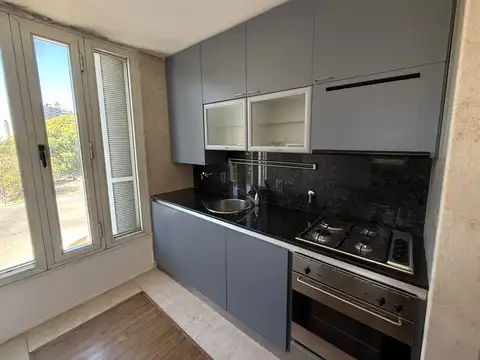 Espectacular departamento en Avenida Belgrano y Sargento Cabral. Pileta en edificio.