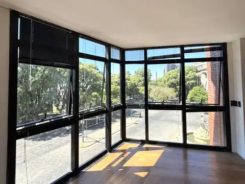 Espectacular departamento en Avenida Belgrano y Sargento Cabral. Pileta en edificio.