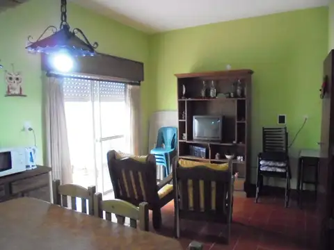 Casa 4 ambientes con 2 baños