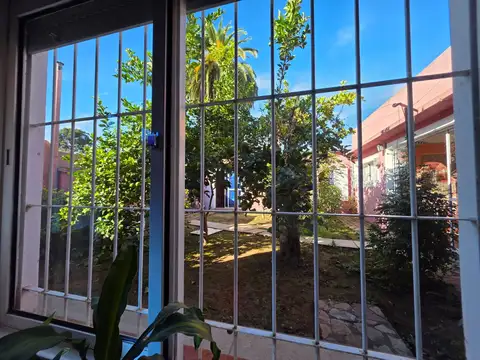Hermosa casa de muy buena ubicación sobre calle 29 e/ 12 y 13