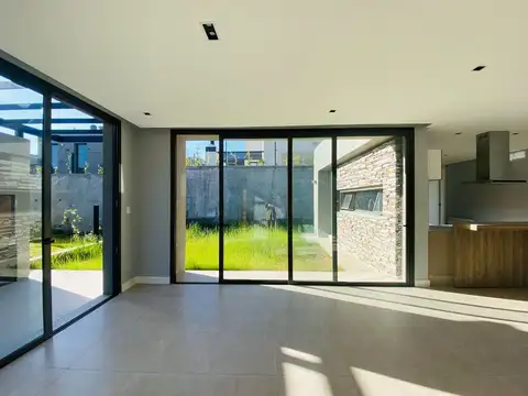 Casa 4 ambientes con 3 baños