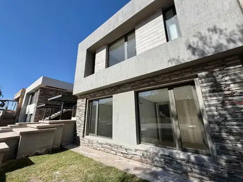 Casa en Alquiler de 3 dormitorios
