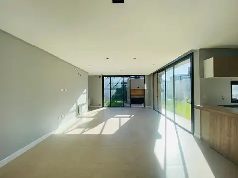 Casa en Alquiler con 1 cochera