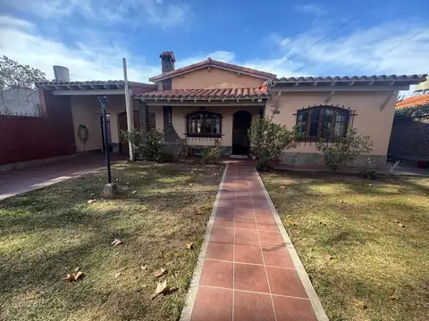 Casa 7 ambientes con 2 baños