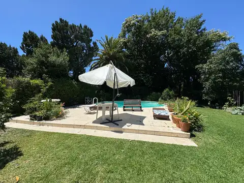 Casa en Bella Vista en excelente zona a metros del Corredor