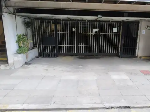 Cochera en planta baja. Expensas $140.000. Auto mediano.