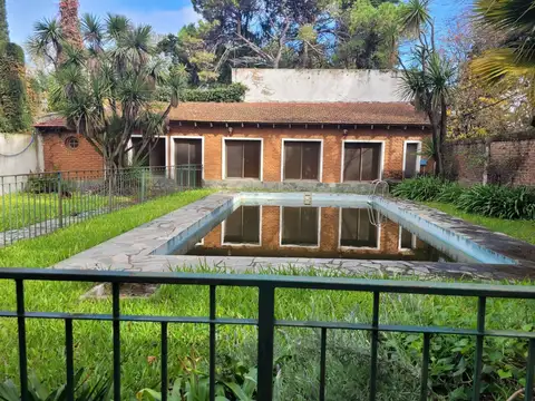 Casa 9 ambientes con 3 baños
