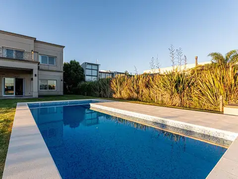 Casa en Venta con 2 cocheras