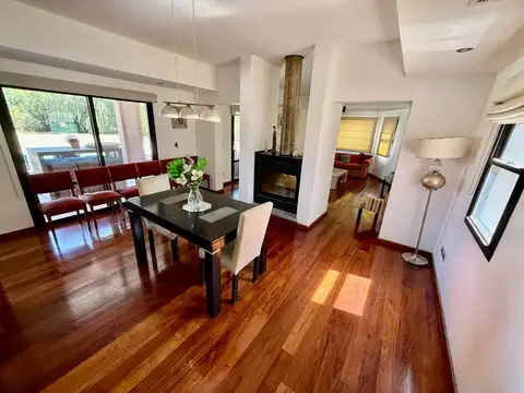 Casa 9 ambientes con 4 baños