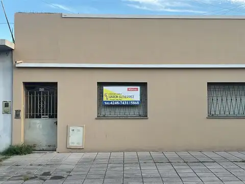 Casa de 3/4 amb., con amplio lote