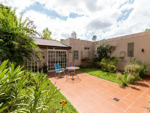 Casa de categoría en Villa Maipú. Apto crédito. Permuta