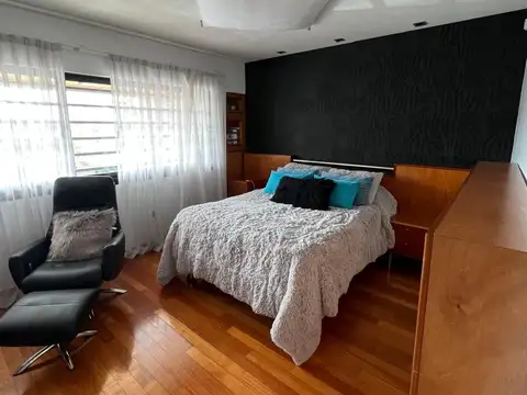 Casa 9 ambientes con 5 baños