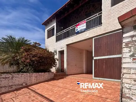 Casa 8 ambientes con 4 baños