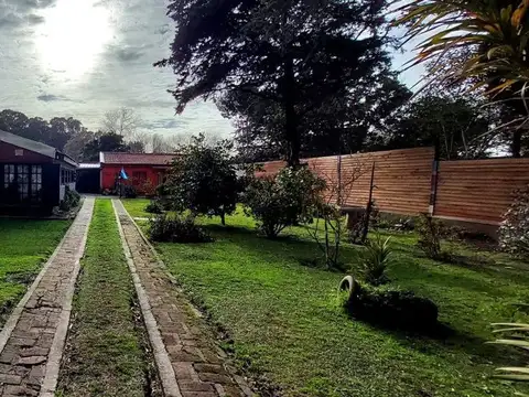 VENTA CASA QUINTA SOBRE 2 LOTES B FELIX U CAMET