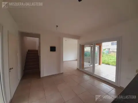 Casa en Alquiler con 3 cocheras