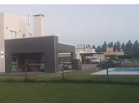 Casa en Venta con 2 cocheras