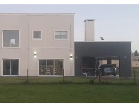 Casa 5 ambientes con 4 baños