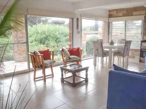 CASA 4 AMBIENTES. OSTENDE 3 CUADRAS DEL MAR