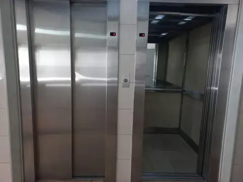 COCHERA en VENTA en pleno CONGRESO 