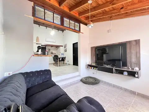 Casa 6 ambientes con 2 baños
