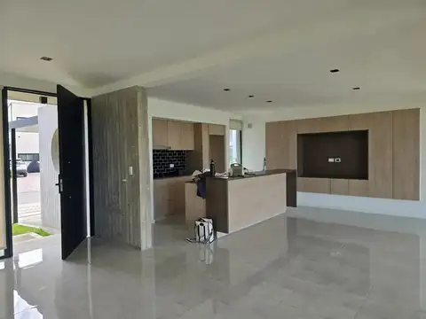 Casa 4 ambientes con 3 baños