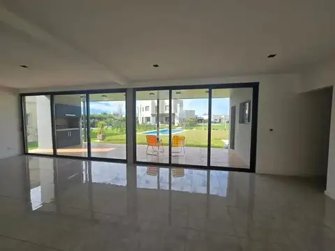 Casa en Alquiler en Haras Santa María, USD 1.500