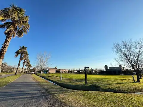 VENTA: terreno en puerto roldan sobre una esquina, acepta permuta, escriturado con 1054 m2. Roldan