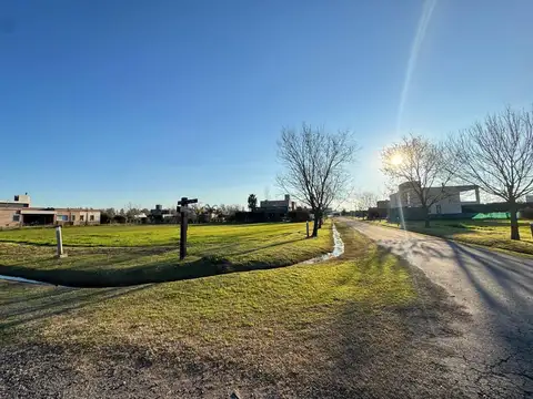 VENTA: terreno en puerto roldan sobre una esquina, acepta permuta, escriturado con 1054 m2. Roldan