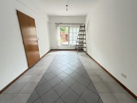 J Melian 3700, Piso PB