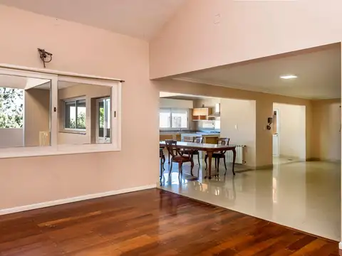 Casa 9 ambientes con 5 baños