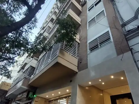 Departamento de 3 ambientes al frente con balcón. 2 Cocheras fijas cubiertas. Con renta.